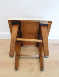 Klein vintage plantentafeltje. Houten retro tafeltje