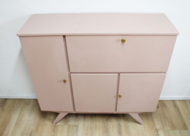 Houten vintage kast met barretje. Roze retro dressoir / secretaire