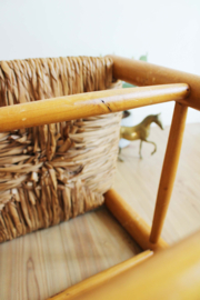 Houten vintage kruk met biezen zitting. Boho retro barkruk