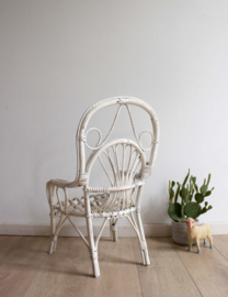 Witte mini fauteuil van rotan. Rieten boho vintage stoeltje voor kids.