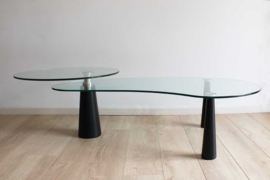 Glazen vintage salontafel op zwarte poten. Retro design tafel met draaibaar blad