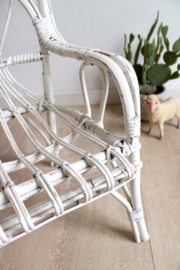 Witte mini fauteuil van rotan. Rieten boho vintage stoeltje voor kids.