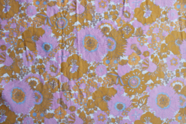 Vintage bloemetjes dekbedovertek met bloemen. Retro beddengoed