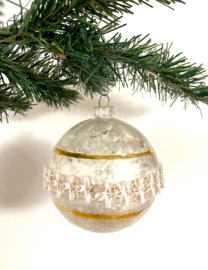 Zilveren glazen vintage kerstbal met gouden randje