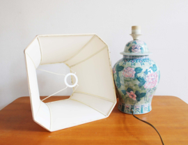 Vintage vaaslamp met roze bloemen. Keramieken lamp met kap