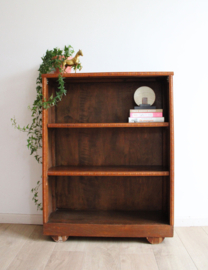Antiek boekenkastje. Houten vintage kast met planken.