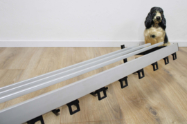 Brede vintage kapstok van metaal. Retro  design wandkapstok