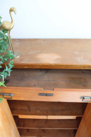 Antieke houten meidenkast. Vintage kast met planken en brede lade.