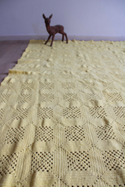 Gele vintage sprei, 117 x 200 cm. Gehaakte bohemien sier deken.