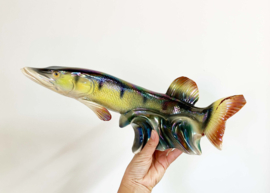 Vintage Jema sculptuur van een snoek. Retro vissen beeld, schade
