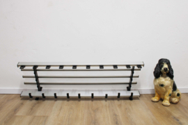 Brede vintage kapstok van metaal. Retro  design wandkapstok