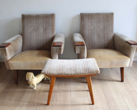 Set vintage fauteuils met voetenbankje. Retro Mid Century design stoelen.