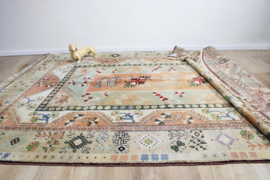 Groot vintage kleed in pasteltinten. Handgemaakt Turks Milas tapijt