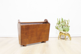 Houten vintage krantenbak. Retro lectuurbak / magazine holder