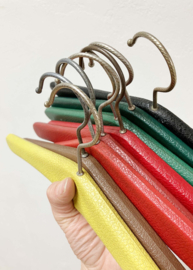8 vintage kledinghangers van skai leer. Set retro kleerhangers