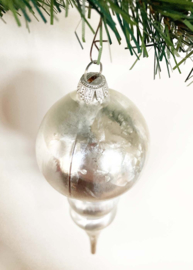Glazen vintage kerstbal - ijspegel. Antieke zilveren kerstversiering