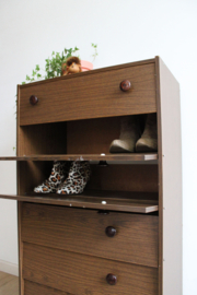 Hoge vintage schoenenkast. Retro ladekast met grote knoppen.