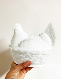 Set melkglazen kippen schalen. Vier wit glazen bakjes - kip-op-nest / Hen-on-nest