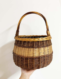 Tweekleurige rieten vintage mand met hengsel. Boho rotan mandje / picknickmand.