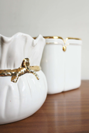 Set witte vintage bloempotten met gouden rand. 2 aardewerk retro potten