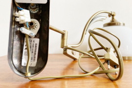 Vintage wandlamp met zwenk-arm.  Bronskleurig lampje met glazen kap.