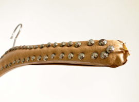 9 vintage kledinghangers van skai leer. Set retro kleerhangers o.a. met studs