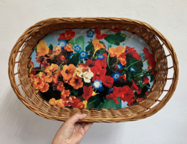 Rieten vintage dienblad met bloemen. Retro presenteerblad.