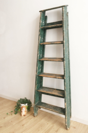 Originele houten vintage trap. Grote groene schilders ladder.