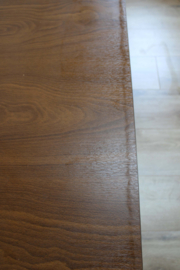 Stevige vintage tafel op houten poten. Retro eettafel.