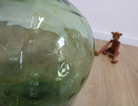 Grote groene vintage vaas. Glazen retro flesvaas