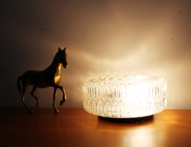 Vintage plafonnière van gebobbeld glas. Retro plafond / wand lamp