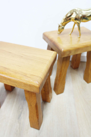 Set Wabi Sabi / Brutalist tafeltjes. 2 massief houten vintage krukjes.