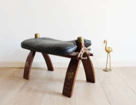 Vintage kamelenzadel kruk met lederen kussen. Houten Boho kameel  voetenbankje