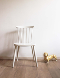 Witte vintage spijlenstoel. Houten retro stoel met Scandinavisch tintje
