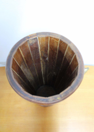 Unieke houten paraplubak met reliëf van een hert. Hoge Wabi Sabi pot