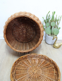 Rieten vintage mand met deksel. Retro opbergmand van rotan