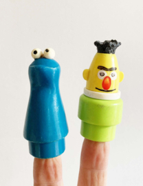 Vintage Fisher-Price poppetjes - Bert en Koekiemonster. Retro Little People Sesamstraat karakters.