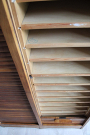 Grote antieke archiefkast met roldeuren. Houten vintage rolluikkast