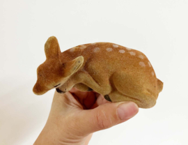 Klein geflockt vintage hertje. Retro bambi beeldje