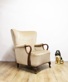 Vintage fauteuil bekleed met beige velvet. Antieke velours stoel
