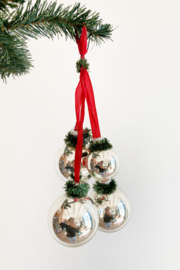 Vier zilveren kerstballen aan rood lint. Vintage kerstdecoratie.