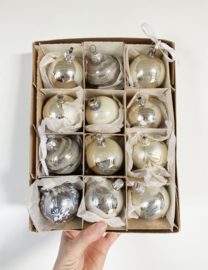 Set van 12 glazen vintage kerstballen. Zilveren kerstversiering met witte details