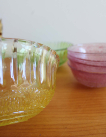 Set gekleurde vintage schaaltjes. Zes retro schaaltjes, roze - geel - groen
