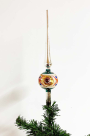 Gekleurde glazen vintage piek met reflecor deuken.  Retro kerstversiering