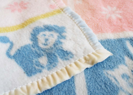 Blauw / roze vintage baby deken van dralon. Retro spreitje / dekentje
