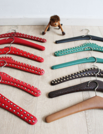 12 vintage kledinghangers van skai leer. Set retro kleerhangers o.a. met studs