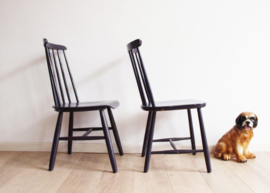 2 paarse vintage spijlenstoelen. Houten retro stoelen.