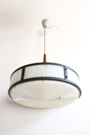 Vintage hanglamp met teak houten detail. Mid Century retro design lamp.