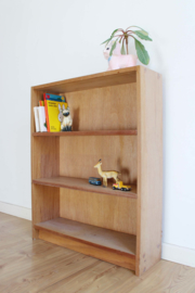 Klein houten vintage boekenkastje. Retro kast met planken.