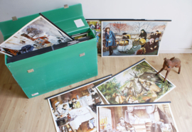 Groene vintage koffer met 18 geschiedenis schoolplaten. Retro lesmateriaal, met boekjes over de Nederlandse geschiedenis